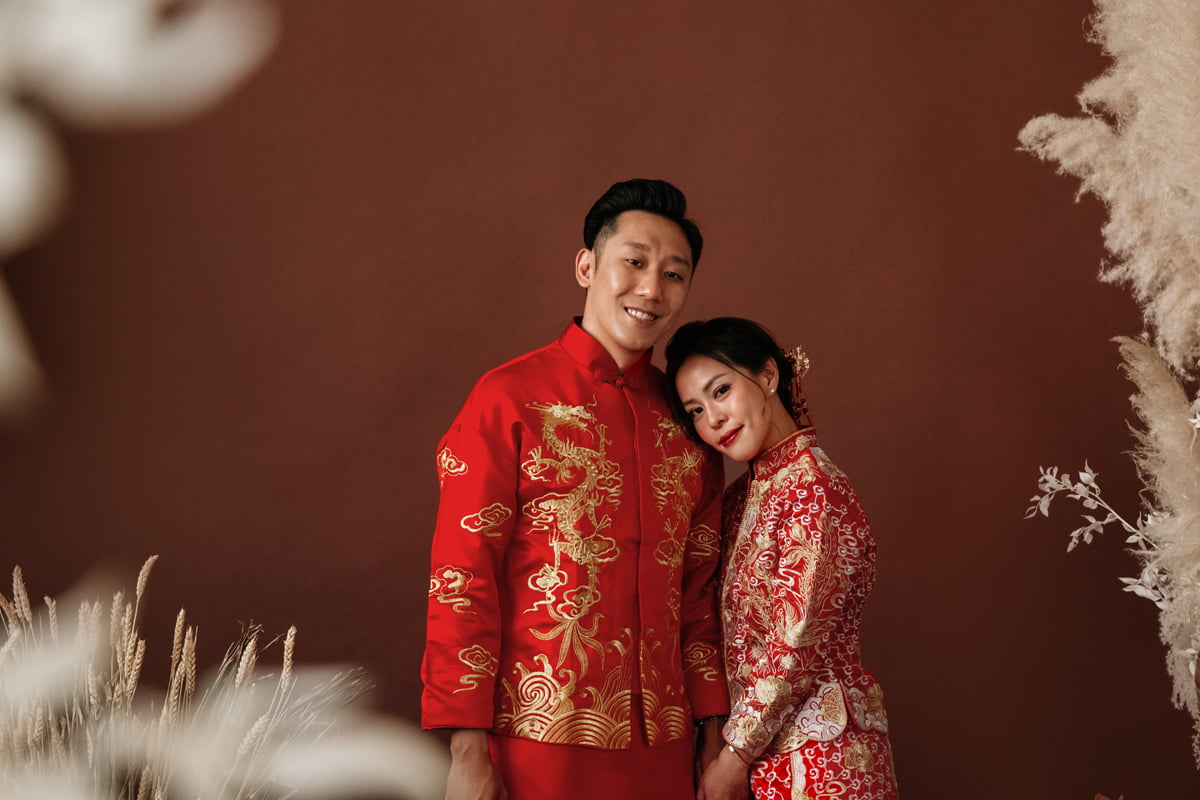 Chinese-Indonesian wedding traditions featuring red decorations and tea ceremony