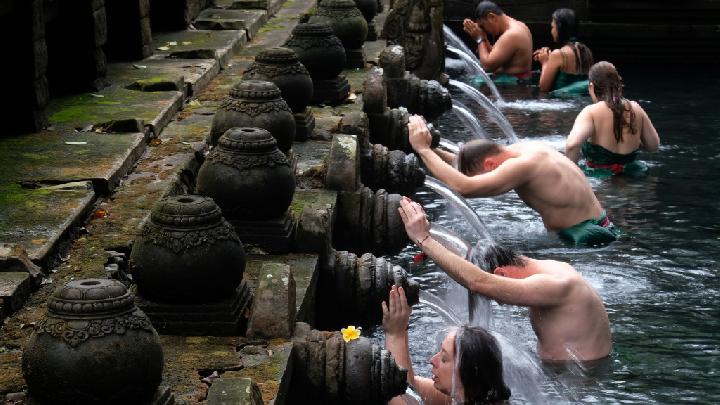 Cara melukat di pura tirta empul