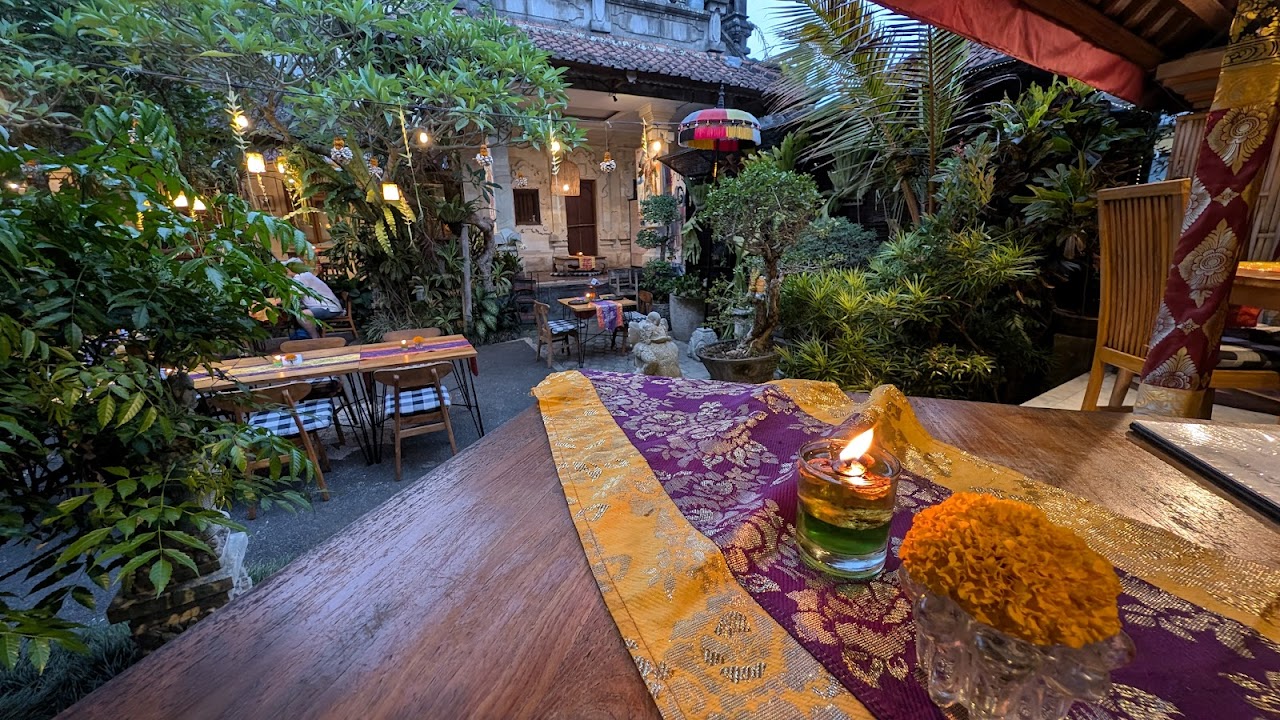 Menu de Warung Gauri Ubud: nasi campur Bali dan ayam betutu andalan