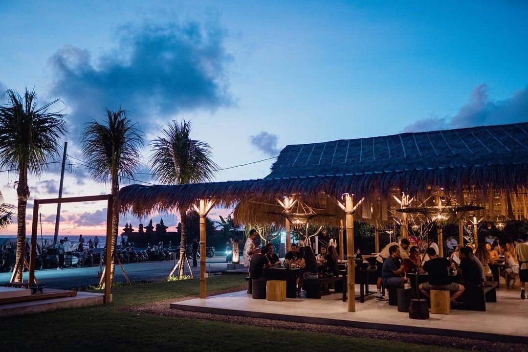 Interior dan estetika ruang dining kayu di Yuki Canggu Bali