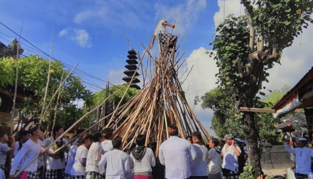 Tradisi Mekotek di Bali