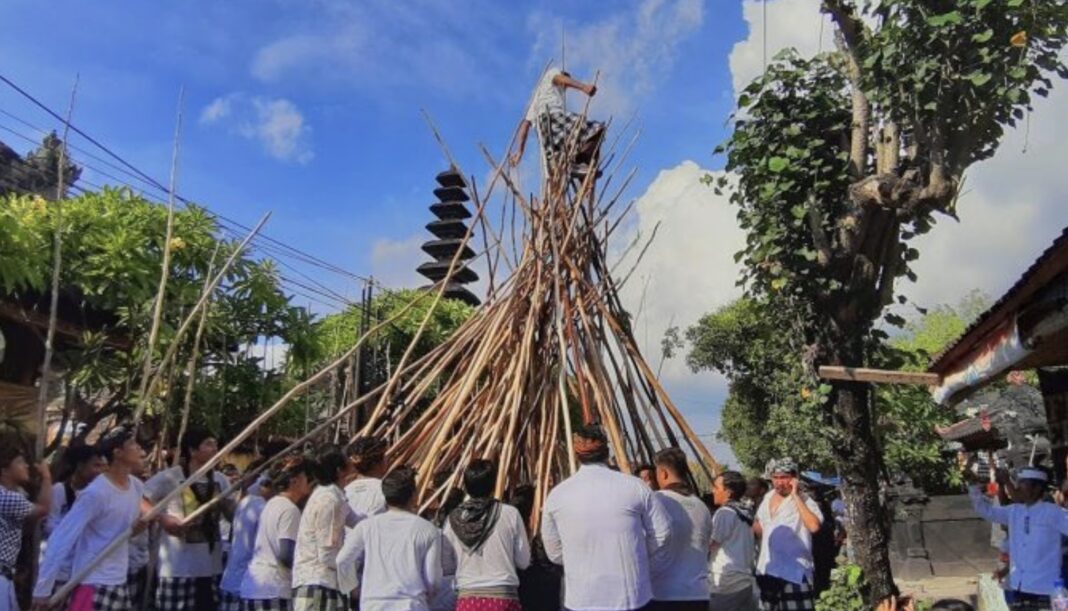 Tradisi Mekotek di Bali