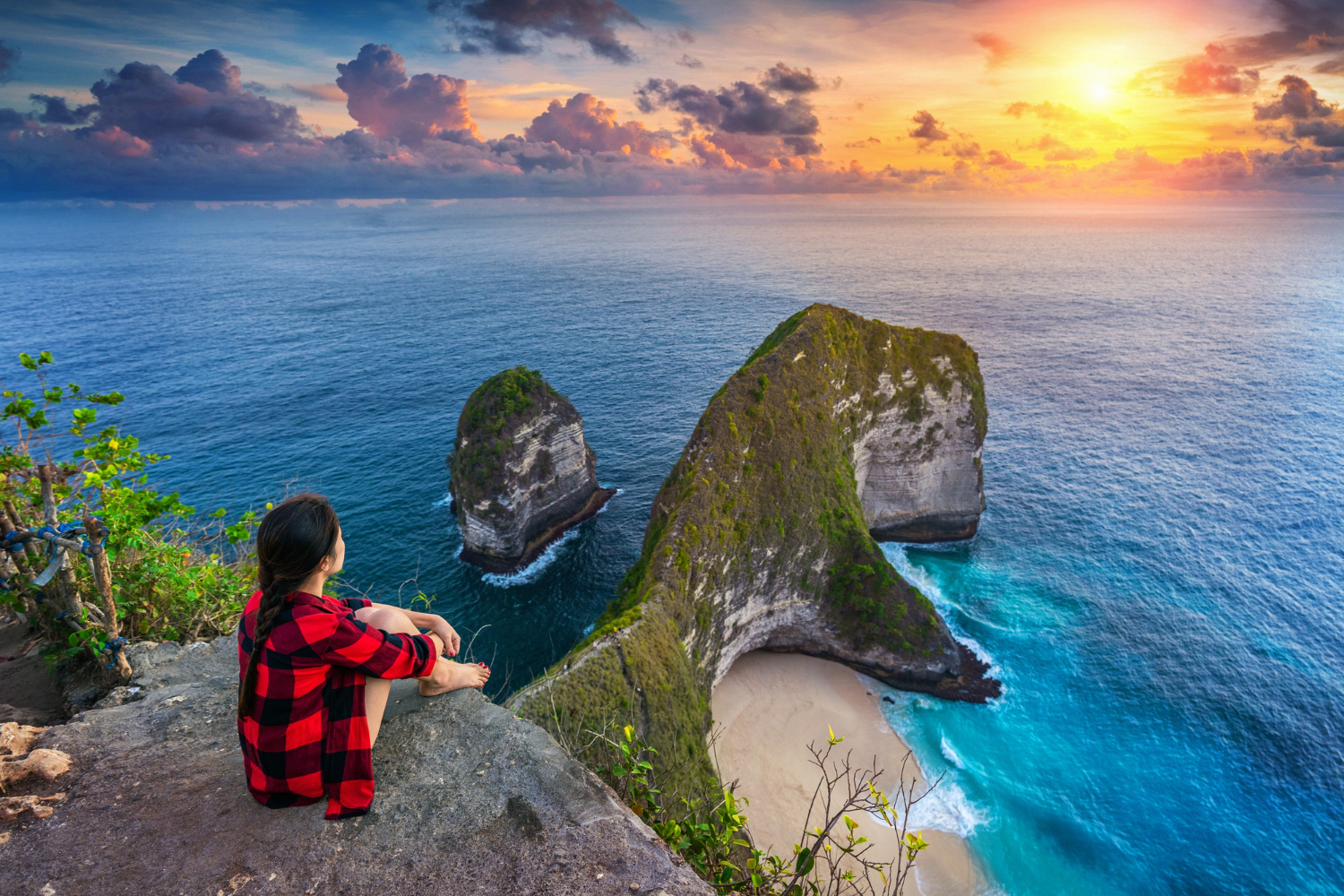 Best beaches in Bali featuring limestone cliffs and turquoise water