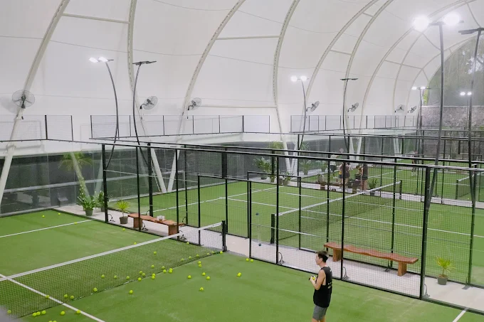 kolaborasi cafe & lapangan padel