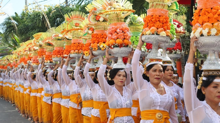 tradisi mepeed perempuan bali