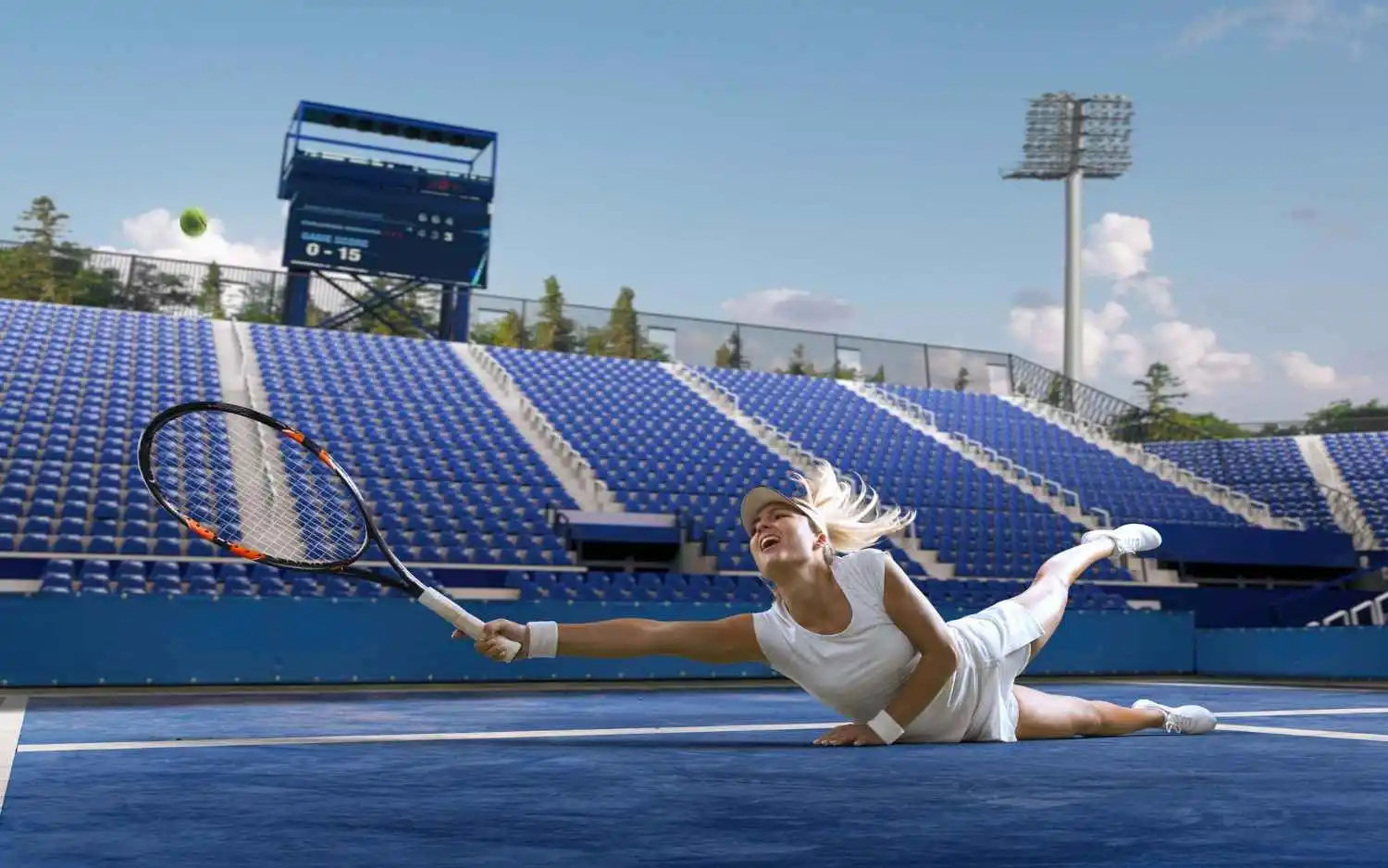Wanita bermain tenis di lapangan outdoor, ilustrasi sistem poin tenis