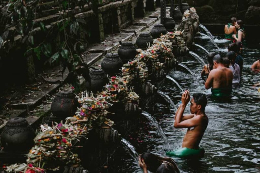 Ritual Melukat di Pura Tirta Empul