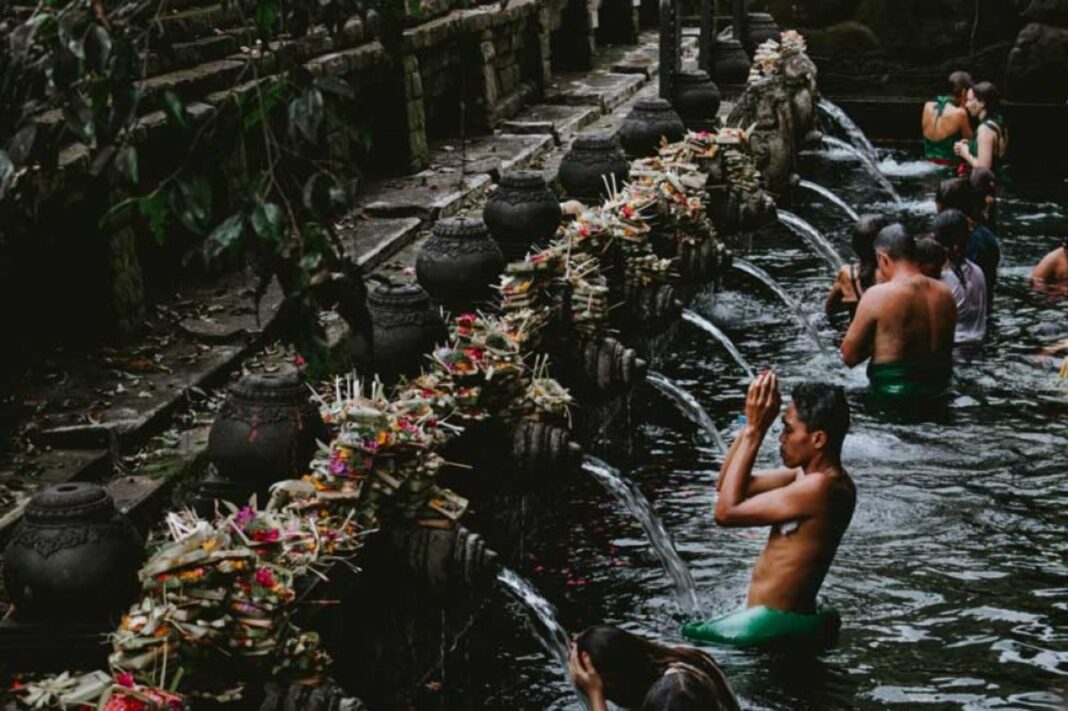 Ritual Melukat di Pura Tirta Empul