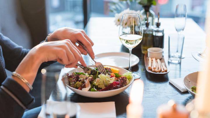 etika makan di restoran