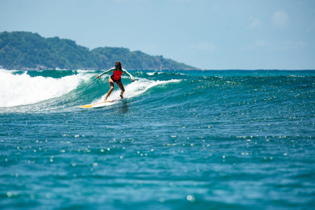 Surfing di Pantai Kuta
