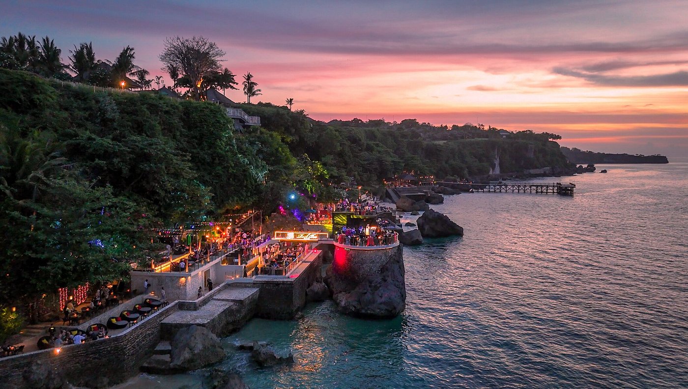 Rock Bar Bali di AYANA Resort and Spa Bali Jimbaran, bar tebing dengan pemandangan sunset