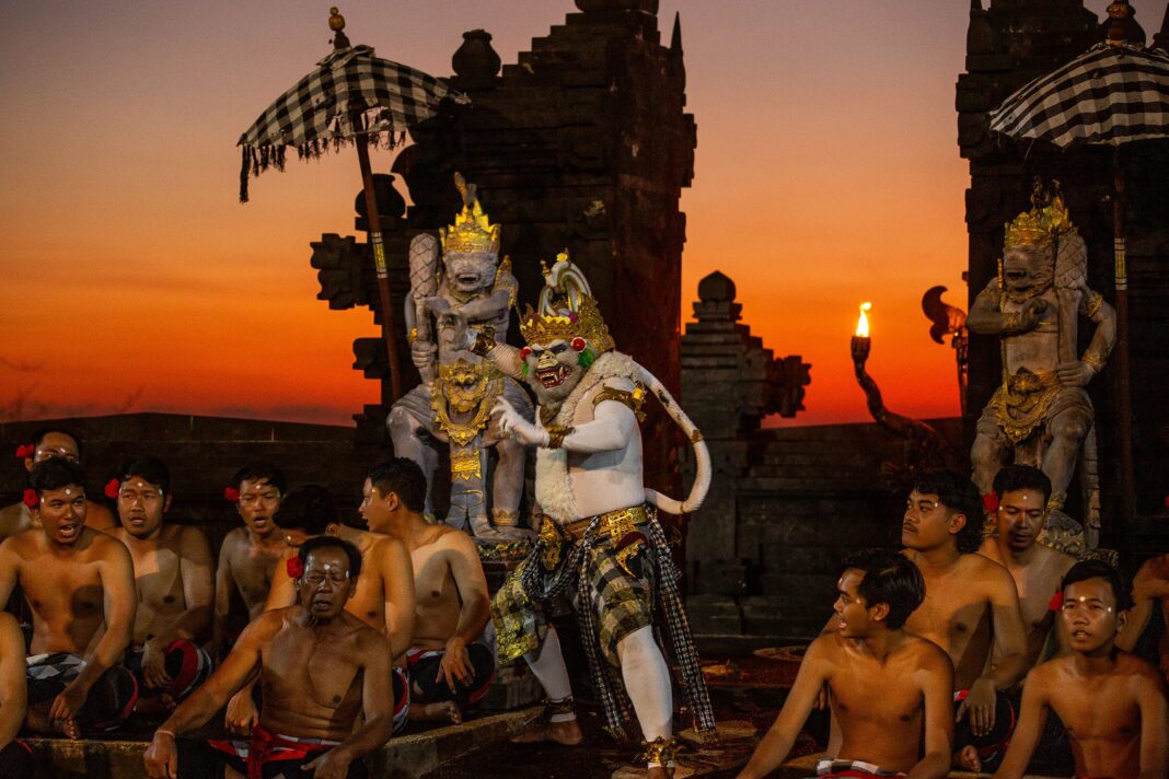 Kebiasaan Perempuan Bali di Kehidupan Adat Sehari-hari